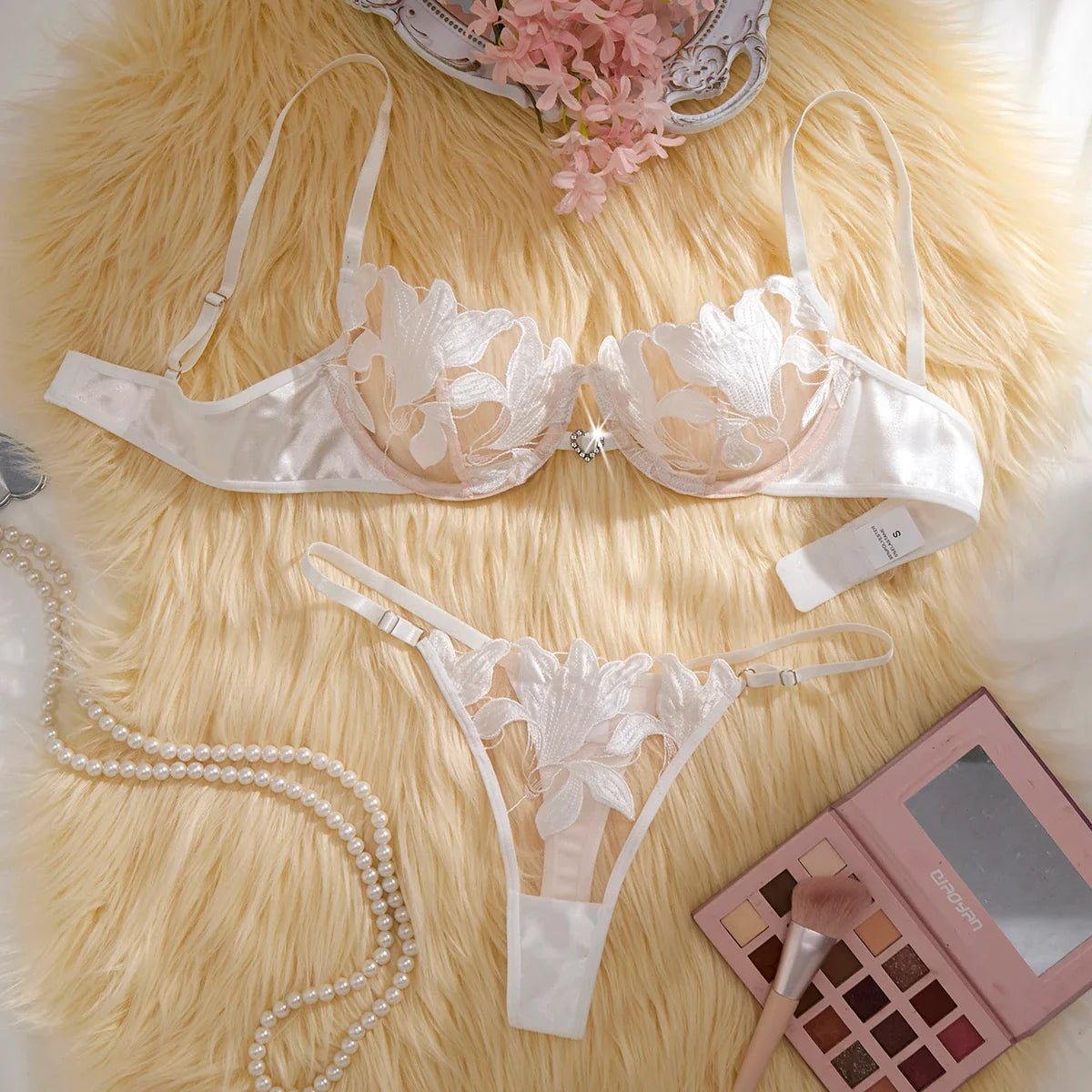 White sexy lingerie set, an experience of daily intimate life that is both pure and exudes allure ZA824031